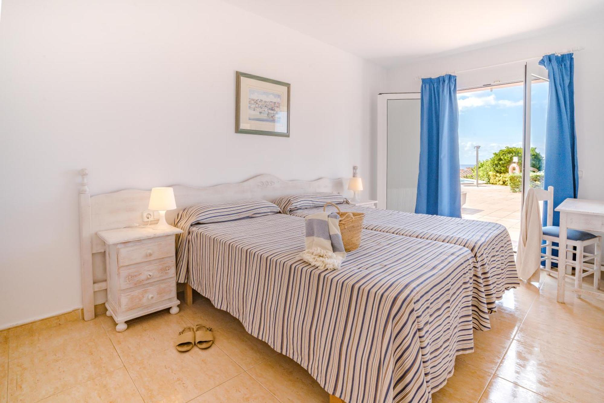 Apartamentos Mar Blau Son Bou Bagian luar foto