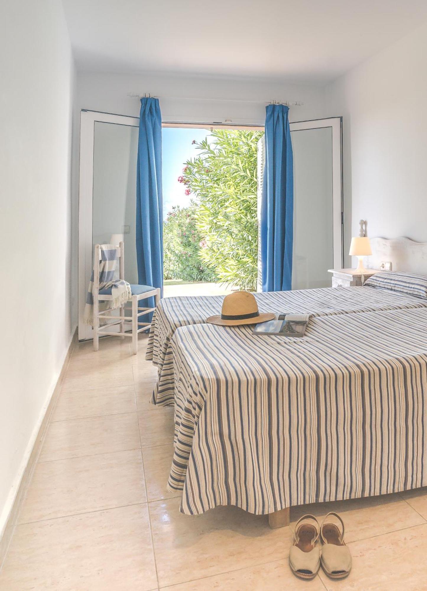 Apartamentos Mar Blau Son Bou Bagian luar foto